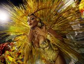 زينة وتماثيل ورقصات الـ"سامبا" فى الكرنفال الشعبى بـ"البرازيل"