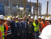 "قولنا هنبنى وادى احنا بنينا".. محطة كهرباء العاصمة الإدارية تضىء بيوت مصر.. محلب ومحمد شاكر يتفقدان وحدات التوليد.. مصدر: السيسى وميركل يفتتحان المحطة نهاية الأسبوع.. وزير الكهرباء: أنجزنا 61.6% منها