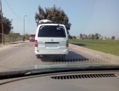 قارئ يرصد سيارة أجرة بدون لوحات معدنية تسير على طريق حوش عيسى بدمنهور