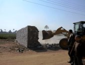 بالصور.. إزالة تعديات على أراض زراعية بمساحة فدان وربع فى سوهاج
