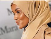 "حليمة عدن" العارضة الأمريكية المسلمة تتألق بالحجاب فى موسم الموضة بميلان
