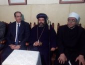 بالصور.. محافظ الدقهلية يقدم العزاء فى قبطى ضحية الجماعات المسلحة