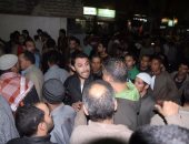 بالصور.. أحمد حسن آخر الحاضرين لجنازة والد أبو تريكة