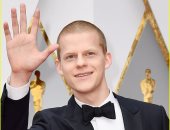 بالصور .. لوكاس هيدجس "حليق الرأس" على السجادة الحمراء لحفل الأوسكار    