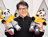 بالصور.. جاكى شان يحمل "دباديب" على السجادة الحمراء للأوسكار     