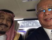 العاهل السعودى الملك سلمان يلتقط "سيلفى" مع رئيس الوزراء الماليزى