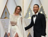 شاهد رومانسية جون لجند وزوجته على السجادة الحمراء للأوسكار    