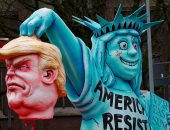 بالصور.. تمثال الحرية يقطع رأس "ترامب" فى كرنفال "روز" بألمانيا
