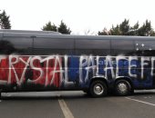 تشويه حافلة كريستال بالاس عن طريق جماهيره بالخطأ