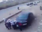 بالفيديو.. سيارة مسرعة تصدم 3 طالبات بالبحيرة