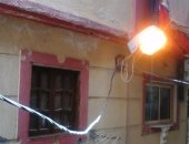 رغم دعوات الترشيد.. أعمدة الإنارة مضاءة نهارا بحارة زكريا بك فى الإسكندرية