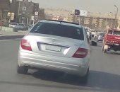 قارئ يرصد سير سيارة ملاكى بدون لوحة أرقام على طريق الأوتوستراد فى صقر قريش