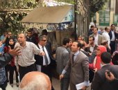 محامون يحتشدون على سلالم نقابتهم احتفالا بحكم إلغاء شروط تجديد العضوية