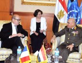 وزير الدفاع الفرنسى يغادر القاهرة بعد لقاء السيسى