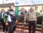 وزير التعليم العالى يشارك طلاب "أسنان عين شمس" لعب الكرة بالملابس الرياضية