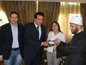 وزير التعليم العالى يكرم طالبة متفوقة فى حضور أسامة الأزهرى