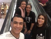 بالصور.. عصام الحضرى مع أسرته وزيدان فى دبى