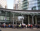 بالصور.. مظاهرات ضد الرئيس الأمريكى خلال افتتاح برج لترامب  فى كندا