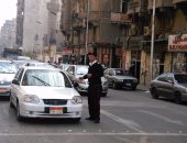 رجال المرور يوزعون كتيبات للتوعية بالقيادة السليمة على الطرق