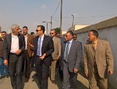 بالصور.. وزير النقل يزور محطة مصر ويطالب قيادات السكة الحديد بتحسين الخدمة