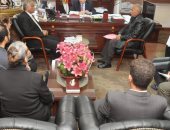 محافظ بني سويف يستقبل أسرتين من العريش ويوجه بتوفير كافة أوجه الرعاية لهم