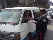 الشرطة تلاحق العابثين.. ضبط 10 آلاف سيارة بزجاج "فاميه" في حملات مرورية