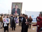 بالفيديو والصور.. أنصار مبارك يحتفلون ببراءته أمام أكاديمية الشرطة