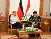 ميركل تضع إكليلا من الزهور بالكنيسة البطرسية تأبينا لضحايا الحادث الإرهابى