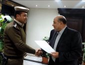مدير أمن القليوبية يكرم ضابطا قبض على مسجل خطر وبحوزته مخدر الحشيش