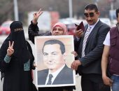 بالفيديو.. بالتزامن مع محاكمته.. أنصار مبارك أمام أكاديمية الشرطة " براءة ياريس "