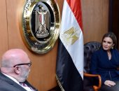 وزيرة الاستثمار تبحث مع الممثل الشخصى لـ"ميركل" زيادة الاستثمارات بمصر
