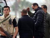 بالفيديو والصور.. جمال مبارك يشرف على نقل والده لمحاكمته أمام "النقض" 