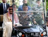 بالصور.. الملك سلمان يستقل عربة جولف يقودها رئيس إندونيسيا
