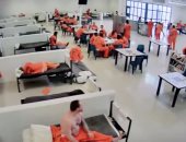 بالفيديو.. مسجون يحاول خنق رجل شرطة بـ"فوطة" داخل سجن أمريكى