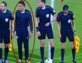 بالفيديو.. حكم الزمالك والمقاصة يثير الدهشة بـ"زيه"