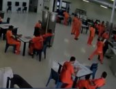 بالفيديو.. سجين بفلوريدا الأمريكية يحاول خنق "سجَّان" بمنشفة