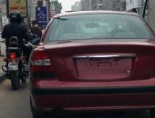 قارئ يرصد سيارة بدون لوحات معدنية تسير بشارع فيصل