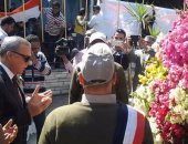 بالفيديو والصور.. محافظ قنا يضع إكليلا من الزهور على النصب التذكارى بالبارود 