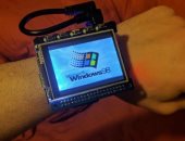 مخترع يطور ساعة ذكية كلاسيكية بنظام تشغيل ويندوز 98