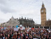 بالصور.. آلاف المتظاهرين فى لندن دفاعا عن النظام الصحى العام