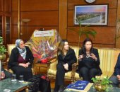 جامعة أسيوط تبحث مع هيئة "فولبرايت" توفير منح بحثية للطلاب