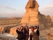 ويل سميث يلتقط سيلفى مع عائلته فى حضرة أبو الهول