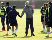بالصور.. "الصلح خير" بين فينجر وسانشيز فى تدريبات أرسنال