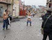 بالصور..ديلى ميل: إجبار عراقيين على خلع ملابسهما لإثبات عدم صلتهما بداعش
