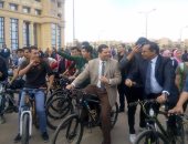نائب رئيس جامعة القاهرة وعميد كلية التجارة بماراثون دراجات للطلاب