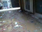 بالصور.. مياه الصرف الصحى تغرق شارع العشرين بفيصل