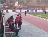 بالصور.. متعب يطمئن على مروان محسن فى التتش بعد "الصليبى"