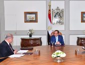 اجتماعات مكثفة للسيسى مع الحكومة.. موازنة 2017-2018 تتخطى تريليون جنيه.. والرئيس يوجه بمراجعة أوجه الإنفاق بدقة والعمل على خفضها وزيادة الإيرادات.. ويطالب سحر نصر بعقد لقاءات مستمرة مع المستثمرين
