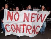 بالفيديو.. جماهير أرسنال تتظاهر ضد فينجر قبل دقائق من لقاء بايرن ميونخ