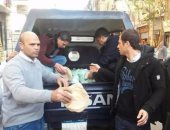 بالصور.. سيارات الشرطة توزع الخبز مجانًا على المواطنين بالإسكندرية